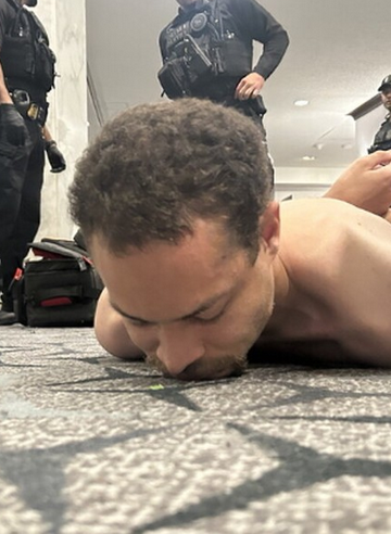 Vídeo: Homem que atirou durante jantar de Trump é professor