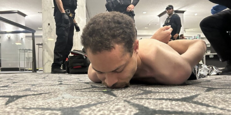 Vídeo: Homem que atirou durante jantar de Trump é professor