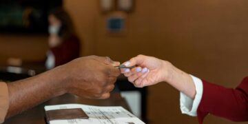 Amizades e finanças: Serasa revela que 6 em cada 10 brasileiros já emprestaram o nome para conhecidos