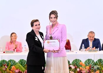 Primeira-dama Thaisa Cidade recebe honraria do TCE-AM em reconhecimento à atuação em favor das mulheres