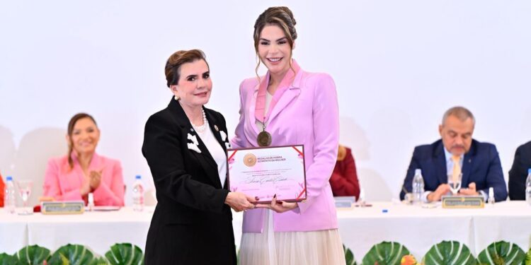 Primeira-dama Thaisa Cidade recebe honraria do TCE-AM em reconhecimento à atuação em favor das mulheres