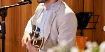 No Dia Internacional do Jazz, cantor e compositor Santaella faz show especial com repertório de grandes nomes da música