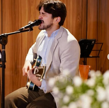 No Dia Internacional do Jazz, cantor e compositor Santaella faz show especial com repertório de grandes nomes da música