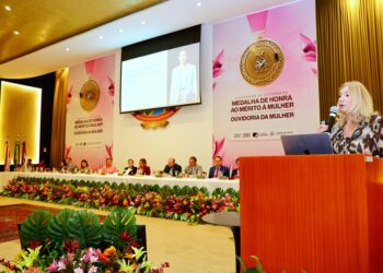 Palestra magna aborda sobrecarga, identidade e resiliência feminina em solenidade no TCE-AM