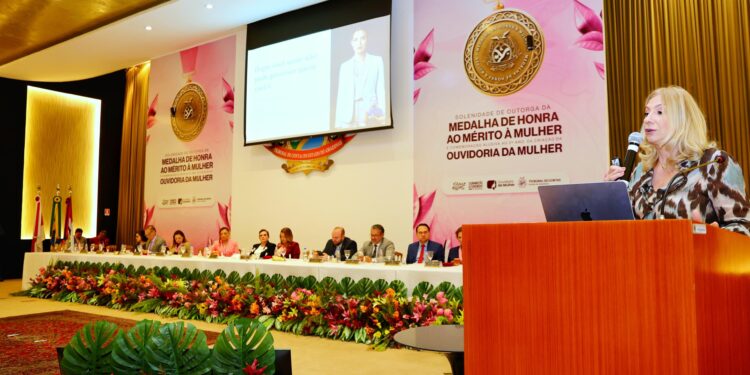 Palestra magna aborda sobrecarga, identidade e resiliência feminina em solenidade no TCE-AM