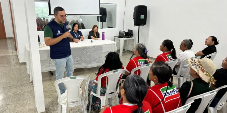 Defensoria do Amazonas leva escuta especializada a pessoas idosas no bairro Tarumã