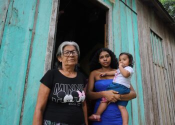 Em comunidade ribeirinha de Borba, mãe solo busca a Defensoria para dar entrada no pedido de pensão da filha 