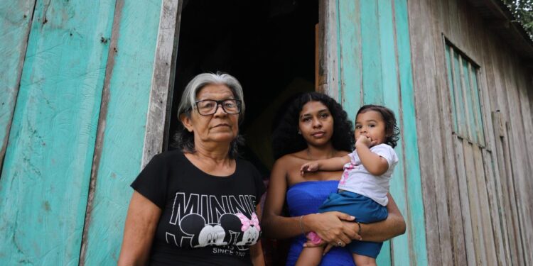 Em comunidade ribeirinha de Borba, mãe solo busca a Defensoria para dar entrada no pedido de pensão da filha 