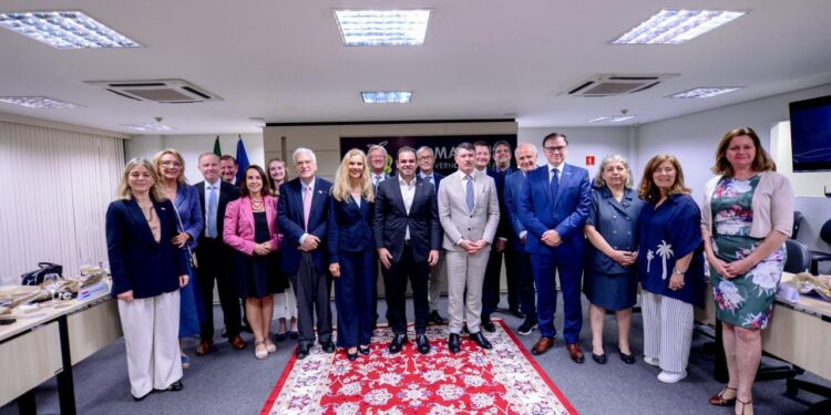 Cidade defende desenvolvimento sustentável no AM em reunião com europeus