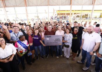 Roberto Cidade entrega 983 cartões do Auxílio Estadual para mulheres da capital