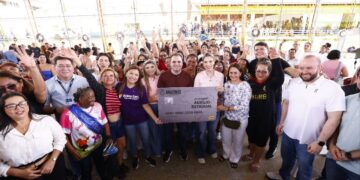 Roberto Cidade entrega 983 cartões do Auxílio Estadual para mulheres da capital