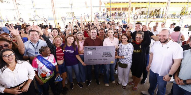 Roberto Cidade entrega 983 cartões do Auxílio Estadual para mulheres da capital