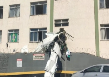 Avião de bimotor cai e bate em prédio em Belo Horizonte