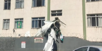 Avião de bimotor cai e bate em prédio em Belo Horizonte