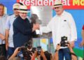 Vice-governador Serafim Corrêa acompanha entrega de moradias durante visita do presidente Lula a Manaus
