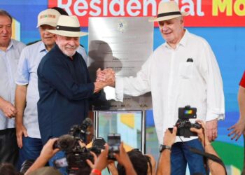 Vice-governador Serafim Corrêa acompanha entrega de moradias durante visita do presidente Lula a Manaus