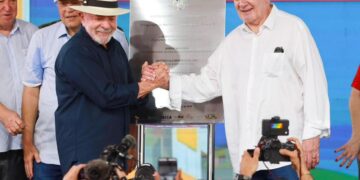Vice-governador Serafim Corrêa acompanha entrega de moradias durante visita do presidente Lula a Manaus