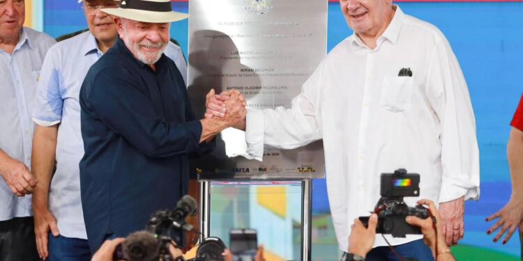 Vice-governador Serafim Corrêa acompanha entrega de moradias durante visita do presidente Lula a Manaus