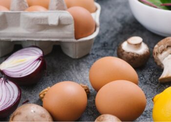 Hábitos considerados higiênicos na cozinha podem contaminar alimentos, diz especialista