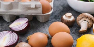 Hábitos considerados higiênicos na cozinha podem contaminar alimentos, diz especialista