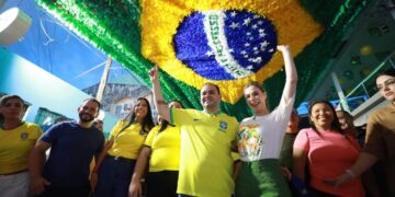 Roberto Cidade visita Rua da Copa e destaca impulso à economia local