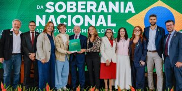 Jovem extrativista leva demandas dos territórios tradicionais a presidente Lula