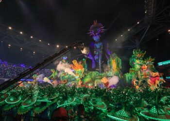 Boi Caprichoso exalta os guardiões da floresta na segunda noite de apresentações