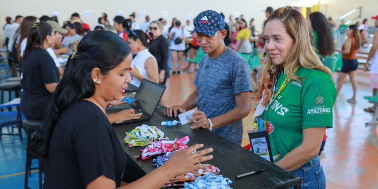 Festival de Parintins 2026: Governo do Amazonas inicia troca de alimentos por pulseiras para a Festa dos Visitantes