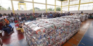Em Parintins, Roberto Cidade entrega 28 toneladas de alimentos arrecadados na Festa dos Visitantes