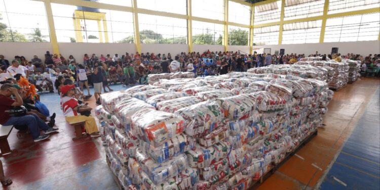 Em Parintins, Roberto Cidade entrega 28 toneladas de alimentos arrecadados na Festa dos Visitantes