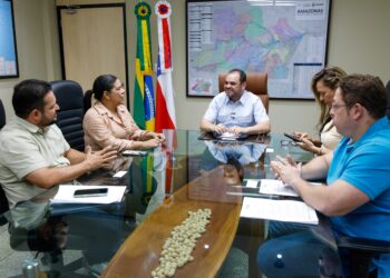 Governador do AM assina ordens de serviço para obras de pavimentação em Nova Olinda do Norte, Borba e Humaitá