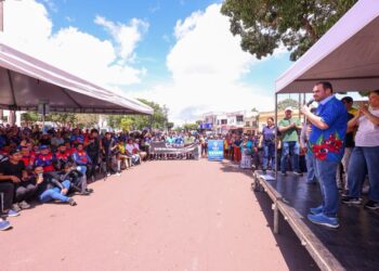 Em Maués, governador Roberto Cidade entrega implementos agrícolas e reforça convênio para obras de pavimentação do município