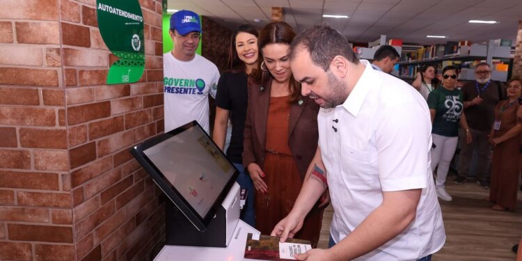 Governador Roberto Cidade inaugura biblioteca da UEA em Itacoatiara