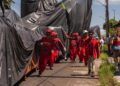 Garantido inicia translado da alegorias para o bumbódromo de Parintins 