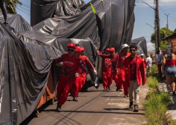 Garantido inicia translado da alegorias para o bumbódromo de Parintins 