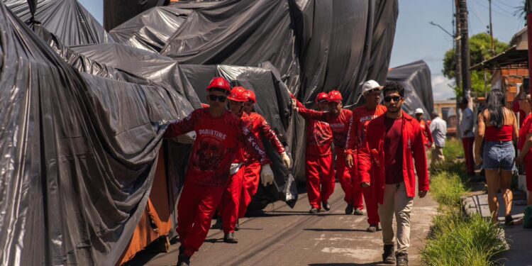 Garantido inicia translado da alegorias para o bumbódromo de Parintins 