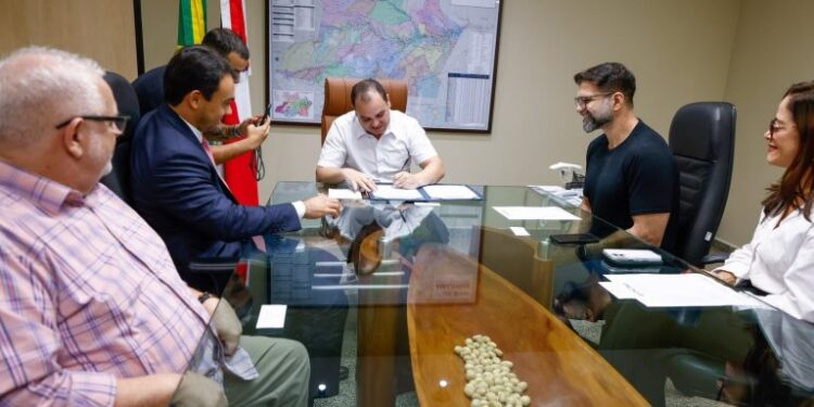 Roberto Cidade assina resultado final do 1º concurso público da história da Sema Amazonas