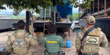 Estaleiro clandestino utilizado para garimpo ilegal é desarticulado em Manaus