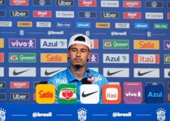 Martinelli admite substituir Raphinha e vê Neymar “querendo muito”