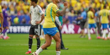 Bruno Guimarães vira ‘regista’ do Brasil e pode igualar marca de Pelé