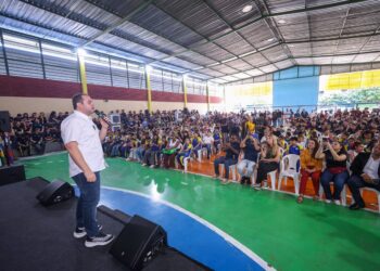 Na zona leste, Governador Roberto Cidade entrega kits escolares e livros para alunos
