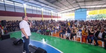 Na zona leste, Governador Roberto Cidade entrega kits escolares e livros para alunos