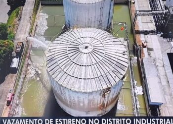 Bombeiros seguem atuando contra vazamento de estireno no distrito industrial
