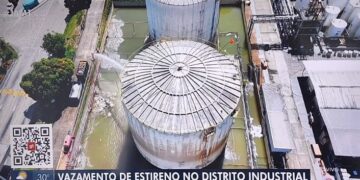 Bombeiros seguem atuando contra vazamento de estireno no distrito industrial