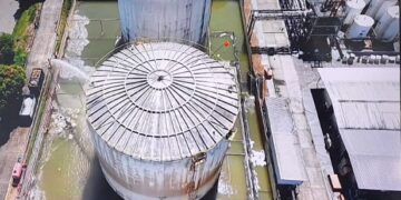 Bombeiros seguem atuando contra vazamento de estireno no distrito industrial