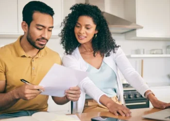 Mulheres têm menos reserva de emergência e menor folga no orçamento do que homens, revela pesquisa da Serasa