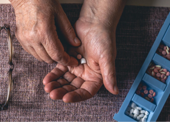 Uso de múltiplos medicamentos por idosos exige atenção redobrada a interações