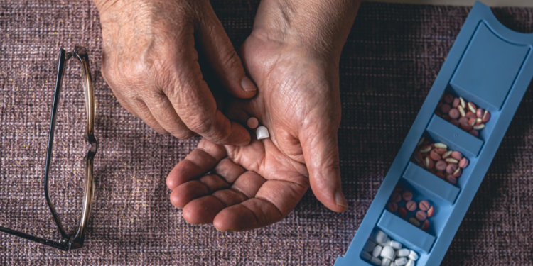 Uso de múltiplos medicamentos por idosos exige atenção redobrada a interações