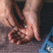 Uso de múltiplos medicamentos por idosos exige atenção redobrada a interações