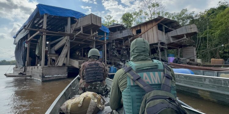 Operação Jaguaretê: Seis dragas de garimpo ilegal são destruídas no Amazonas